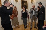 Posiłki w przerwach. Trwają rozmowy kuluarowe. - fotografowie.jpg Posiłki w przerwach. Trwają rozmowy kuluarowe. - fotografowie.jpg$