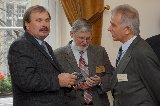 Posiłki w przerwach. Trwają rozmowy kuluarowe. - leszek_jacek_krzysztof.jpg Posiłki w przerwach. Trwają rozmowy kuluarowe. - leszek_jacek_krzysztof.jpg$